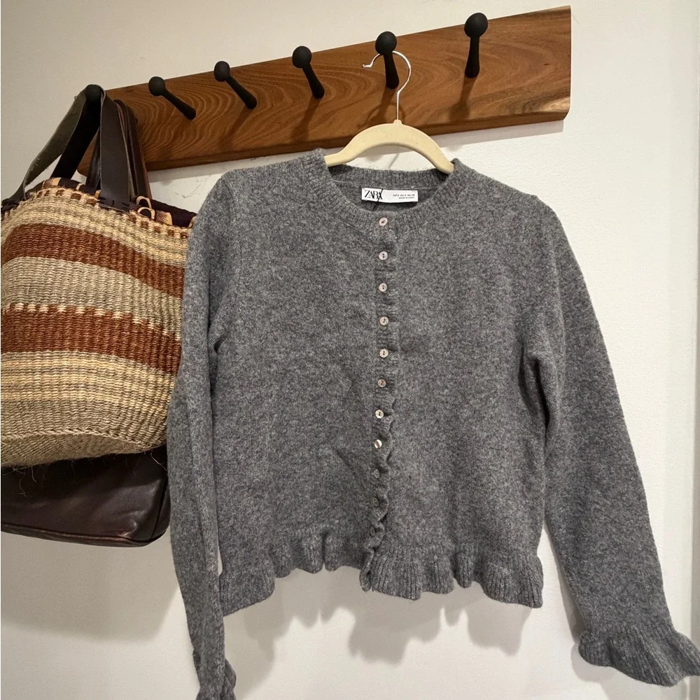 Zara Gray Crewneck Button-Front Scallop Hem Cardigan - Picture 6 of 6